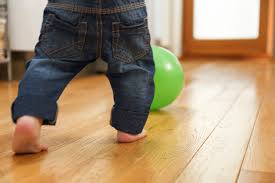 Pourquoi laisser bébé marcher pieds nus ?