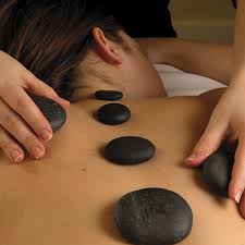 Les Bienfaits du Massage aux Pierres Chaudes